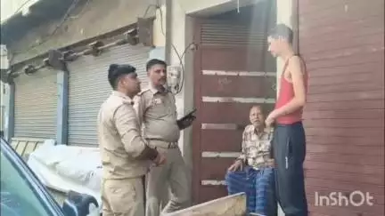 मैनपुरी: करहल रोड पर फौजी ने मकान पर कब्जे का लगाया आरोप, दुकान व मकान पर डाला ताला, हुआ जमकर बवाल