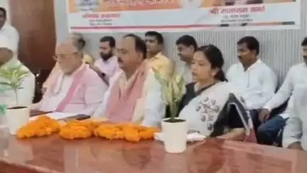 शाहजहांपुर: पंचायत बैठक में पहुंचे उत्तर प्रदेश के वित्त मंत्री सुरेश खन्ना, कहा- हर घर तक पहुंचे शुद्ध टोटी वाला पानी