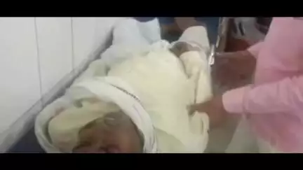 गोंडा: स्टेशन रोड़ पर कार की ठोकर लगने से सड़क पर गिरकर बुजुर्ग हुआ चोटिल, कार चालक ने दिखाई मानवता की मिसाल