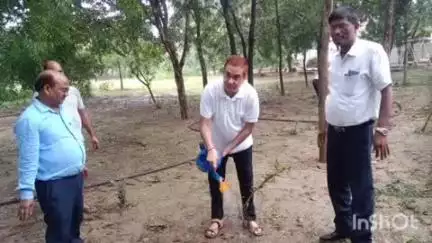 रॉबर्ट्सगंज: डीएम आवास में वन महोत्सव सप्ताह के तहत रेशम विकास विभाग ने अर्जुन का वृक्षारोपण किया