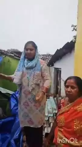 मनेंद्रगढ़ वार्ड 15 में भारी बारिश से ढहा घर, पीड़िता का हाल जानने पहुंचीं भाजपा नेत्री रश्मि सोनकर