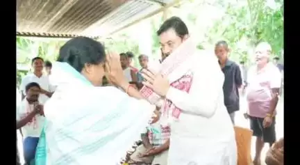 বজালী ভাগ: গেৰগেৰীয়া গাঁ‌ৱৰ বেলনা চুবুৰীৰ ৰাইজৰ লগত মত-বিনিময় কৰে মন্ত্ৰী ৰণজিৎ কুমাৰ দাসে
