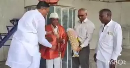 लातूर: शासनाचा भारतरत्न डॉ.बाबासाहेब आंबेडकर समाजभूषण पुरस्कार प्राप्त कांबळेचा नांदेड रोडवर शिवसेना उबाठा गटाने केला सत्कार