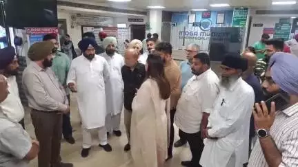 ਮੋਗਾ: ਬੀਤੇ ਦਿਨ ਹੀ ਗੋਲੀਆਂ ਮਾਰ ਕੇ ਜ਼ਖਮੀ ਕੀਤੇ ਡਾਕਟਰ ਅਨਿਲਜੀਤ ਕੰਬੋਜ ਦਾ ਹਾਲ ਜਾਨਣ ਲਈ ਸਿਹਤ ਮੰਤਰੀ ਬਲਵੀਰ ਸਿੰਘ ਮੋਗਾ ਪੁੱਜੇ