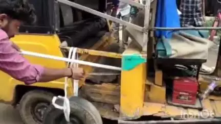 విజయనగరం: రాజాం పట్టణంలో ప్రయాణికుల ఆటోలో దూరిన పాము, హడలెత్తిన ప్రయాణికులు