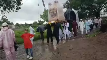 रीठी: रीठी तहसील में तेज बारिश के बीच निकला मुहर्रम का जुलूस, प्रशासन रहा सतर्क
