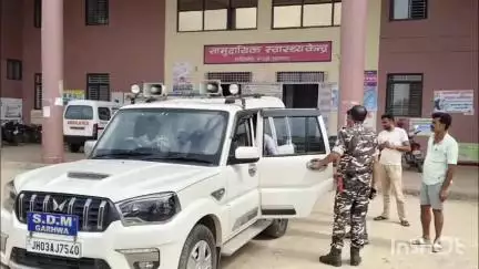 गढ़वा: रविवार को गढ़वा एसडीओ संजय पांडेय ने मझिआंव के सामुदायिक स्वास्थ्य केंद्र का औचक निरीक्षण किया