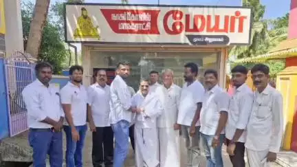 அகஸ்தீஸ்வரம்: புதிதாக நியமிக்கப்பட்ட தகவல் தொழில்நுட்ப அணி நிர்வாகிகள் பார்வதிபுரத்தில் மேயரை சந்தித்து வாழ்த்து பெற்றனர்