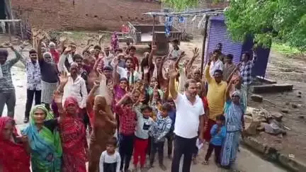 मऊरानीपुर: पचबई में एक माह से ट्रांसफार्मर खराब, गांव अंधेरे में, ग्रामीणों ने विभाग के अधिकारियों के खिलाफ मुर्दाबाद के नारे लगाए