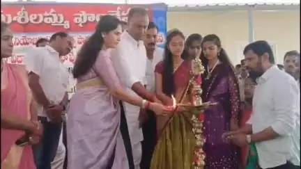 మునుగోడు: ప్రభుత్వ పాఠశాలలను బలోపేతం చేయాల్సిన బాధ్యత ప్రతి ఒక్కరి పైన ఉన్నది: ఎమ్మెల్యే కోమటిరెడ్డి రాజగోపాల్ రెడ్డి దంపతులు