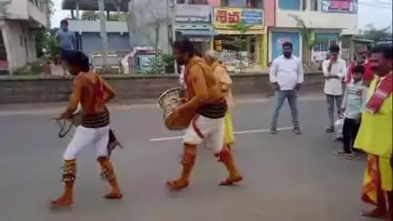 జమ్మికుంట: పట్టణంలో  కురుమ కులస్తుల ఆరాధ్య దైవమైన బిర్రప్పకు నెత్తిన బోనాలతో దేవాలయానికి చేరి మొక్కులు చెల్లించుకున్న కులస్తులు