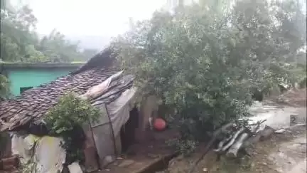 पन्ना: ग्राम इटवां खास में घरों में घुसा पानी; लोगों ने नाले पर अतिक्रमण करने के लगाए आरोप, मौक़े पर पहुंची प्रशासनिक टीम