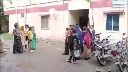 सांवेर: ब्रिज धाम कॉलोनी के रहवासी मुलभुत सुविधाओं को लेरक परेशान बिल्डर के खिलाफ खोला मोर्चा घरो में टपक रहा पानी#जनसमस्या
