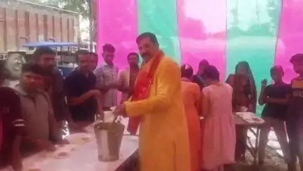 शाहजहांपुर: रेलकर्मियों ने देवशयनी एकादशी पर खाटू श्याम मंदिर में विशाल भंडारा कराया