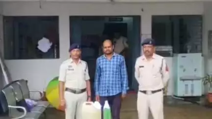 जैजैपुर पुलिस ने 8 लीटर महुआ शराब के साथ आरोपी को गिरफ्तार किया, भेजा गया न्यायिक रिमांड पर