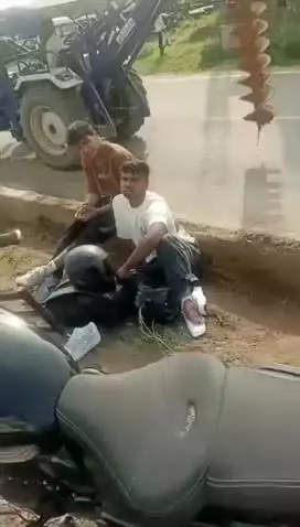 नेशनल हाईवे संख्या 48 के आतेला के पास बाइक और गोवंश में हुई भिड़ंत, दो लोग घायल