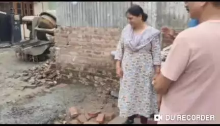 नरेन्द्रनगर: ढालवाला इलाके में नगर पालिका अध्यक्ष नीलम बिजलवान ने अभियंता के साथ निर्माण कार्यों का स्थल निरीक्षण किया