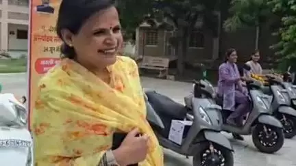 बाड़मेर: बाड़मेर में पंडित दीन दयाल उपाध्याय अंत्योदय पखवाड़े के अंतर्गत स्कूटी वितरण कार्यक्रम का आयोजन, विधायक भी रही उपस्थित
