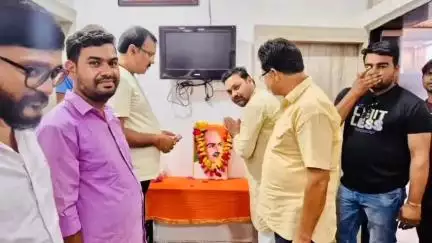 बिजावर: डॉ. श्यामा प्रसाद मुखर्जी की जयंती पर बिजावर विधायक राजेश बबलू शुक्ला ने दी श्रद्धांजलि
