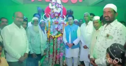 लातूर: माजी मंत्री आमदार अमित देशमुख यांनी बाभळगाव येथील ताजियाला भेट देऊन घेतले दर्शन