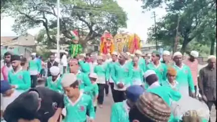 शिरोळ: इस्लामिक नववर्षाच्या प्रारंभानंतर येणाऱ्या मोहरम महिन्याच्या अखेरच्या दिवशी कुंभोज येथे शोकमय वातावरणात मोहरमची सांगता
