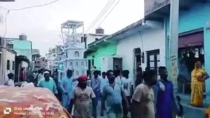 बाह: पिनाहट में मुहर्रम के जुलूस में युवाओं ने दिखाए हैरतअंगेज करतब, पुलिस व्यवस्था रही चाक-चौबंद