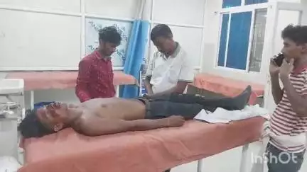 अररिया: गैरा ईदगाह चौक के समीप एक बाइक सवार असंतुलित होकर गिरकर घायल, इलाज जारी