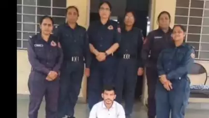 झालरापाटन: झालावाड़ निर्भया स्कवायड टीम ने पंचमुखी बालाजी रोड पर फब्तियां कसने वाले मनचले युवक को शांतिभंग के आरोप में किया गिरफ्तार