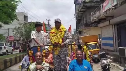 बांसवाड़ा: मोहन कॉलोनी चौराहे पर वायुसेना में 20 साल की अद्वितीय सेवा करने के बाद रिटायर्ड अधिकारी आचार्य का भव्य स्वागत किया गया