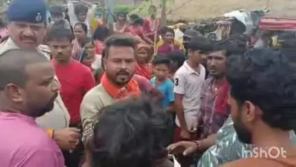 बांका: लीलातरी मोड़ के पास तेज रफ्तार ट्रक ने बाइक को मारी टक्कर, तीन युवक हुए जख्मी
