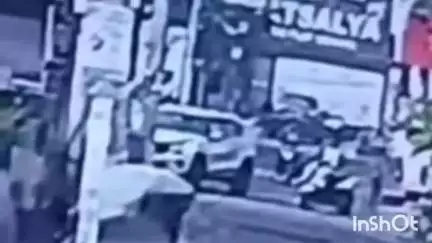 रेवाड़ी: रेवाड़ी के सेक्टर 4 में आवारा पशुओं ने एक मकान की दीवार तोड़ी