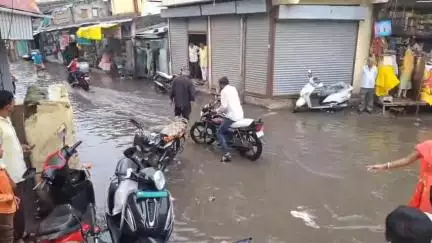 जालना: जालना शहरात जोरदार पावसामुळे रस्ते जलमय...
बाजार पोलीस चौकी परिसरात घाण पाण्यातून भाविकांना दिंडी घेऊन जावे लागले..