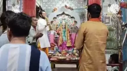 बांधवगढ़: उमरिया जय स्तंभ स्थित आदि शक्ति जग जननि भवानी मां वैष्णो देवी जी की आरती पुजारी ने उतारी, संध्या वंदन किया