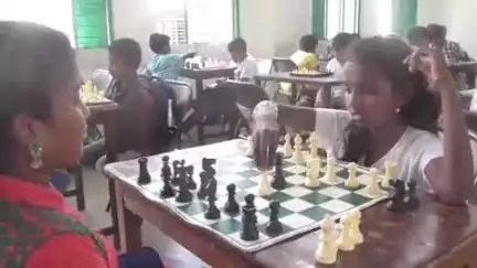 வேலூர்: அடுக்கம்பாறையில் உள்ள தனியார் கல்லூரியில் மாவட்ட அளவிலான சதுரங்கப் போட்டிகள் நடைபெற்றன திரளான மாணவ மாணவிகள் பங்கேற்று விளையாடினர்