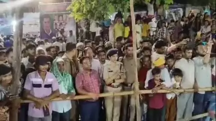 मौदहा: मौदहा क्षेत्र में ताजियों के कर्बला पहुंचने का सिलसिला जारी, देर रात सुपुर्द-ए-आब किए जाएंगे ताजिये
