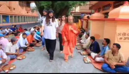 ऋषिकेश: प्रसिद्ध भजन गायक हंसराज रघुवंशी और पत्नी कोमल रघुवंशी 3 दिन के प्रवास के बाद परमार निकेतन से विदा हुए