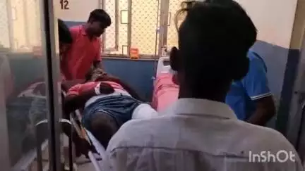 बांदा: पपरेंदा गांव में सामने से अचानक आए एक व्यक्ति को बचाने में ई-रिक्शा अनियंत्रित होकर पलट गया, चालक घायल