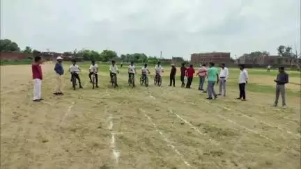 कुटुंबा: बभंडीह खेल मैदान में प्रखंड स्तरीय खेल प्रतियोगिता मशाल का समापन, अधिकारियों ने विजेताओं के बीच बांटे पुरस्कार