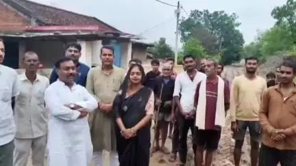 रामपुर नैकिन: ग्राम बगैहा पहुंचे पूर्व मंत्री कमलेश्वर पटेल, लीला साहू की मुहिम का किया समर्थन, कहा- सड़क बननी चाहिए