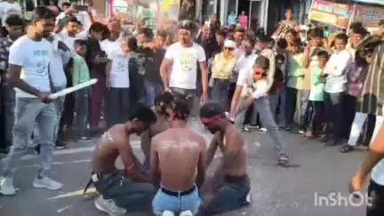 महाराजगंज: उद्योग चौराहे पर मुहर्रम का जुलूस निकला, युवाओं ने दिखाए करतब