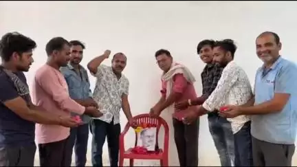 जहाज़पुर: डॉ. श्यामा प्रसाद मुखर्जी की जयंती पर खजूरी में कार्यकर्ताओं ने अर्पित की पुष्पांजलि