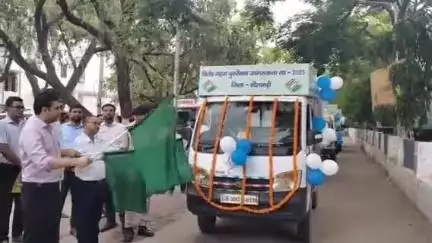 डुमरा: मतदाता जागरूकता के लिए ‘गहन पुनरीक्षण जागरूकता रथ’ रवाना, जिलाधिकारी ने दिखाई हरी झंडी