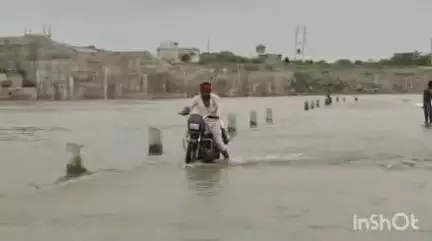 ઓખામંડળ: દ્વારકા જિલ્લામાં ખાબકેલા ભારે વરસાદ.થી સૂર્યવદર થી જેપુર ને જોડતા માર્ગ પાણીમાં ગરકાવ થતા  વાહન ચાલકોને હાલાકી