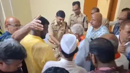 जालना: जूना जालन्यातील बाजार चौकात आषाढी एकादशी निमित्त हिंदू-मुस्लिम एकतेचे दर्शन...