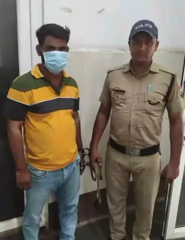 रुद्रपुर: ट्रांजिट कैंप थाना पुलिस ने NI एक्ट के मुकदमे में फरार वारंटी को संजयनगर खेड़ा स्थित घर से किया गिरफ्तार
