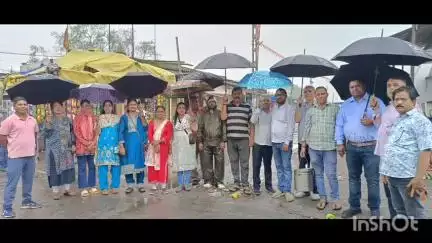 पतरातू: भुरकुंडा बाजार में बारिश के बीच गरीब समाजसेवी संघ ने गरीबों को छाते बांटे, गंभीर बीमारी से पीड़ितों को मदद