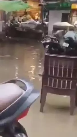 कानपुर: बारिश के बाद भैरव घाट पर बने मंदिर में भरा बारिश का पानी, श्रद्धालुओं को दर्शन करने में हो रही है दिक्कत