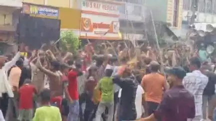 ময়ূরেশ্বর ১: বৃষ্টি মাথায় শতাধিক যুবকের হাতে অস্ত্র নিয়ে মহরমের মিছিল মল্লারপুরে
