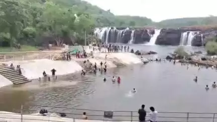 ములుగు: వాజేడు బోగత జలపాతం వద్ద పర్యాటకుల సందడి