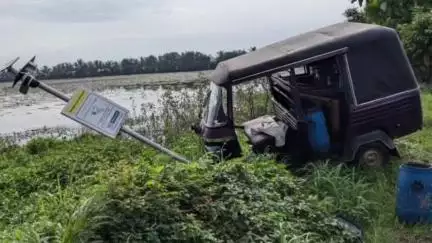 തൃശൂർ: മുള്ളൂര്‍ കായല്‍ റോഡില്‍ കുഴിയിൽ ചാടി നിയന്ത്രണം വിട്ട ഓട്ടോറിക്ഷ ക്യാമറ സ്റ്റാൻഡിൽ ഇടിച്ച് അപകടം